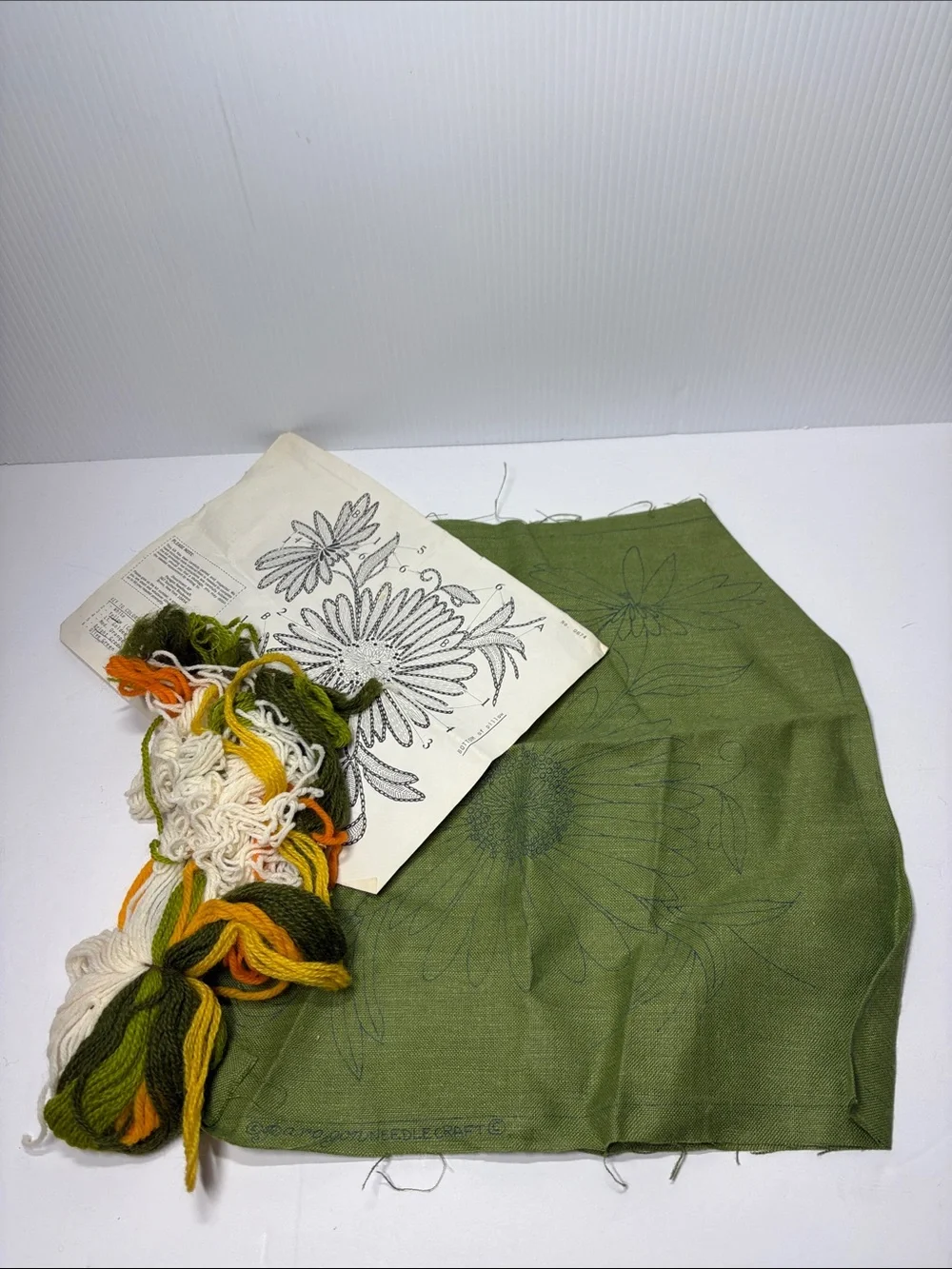 Paragon Needlecraft Crewel Daisy Pillow Kit